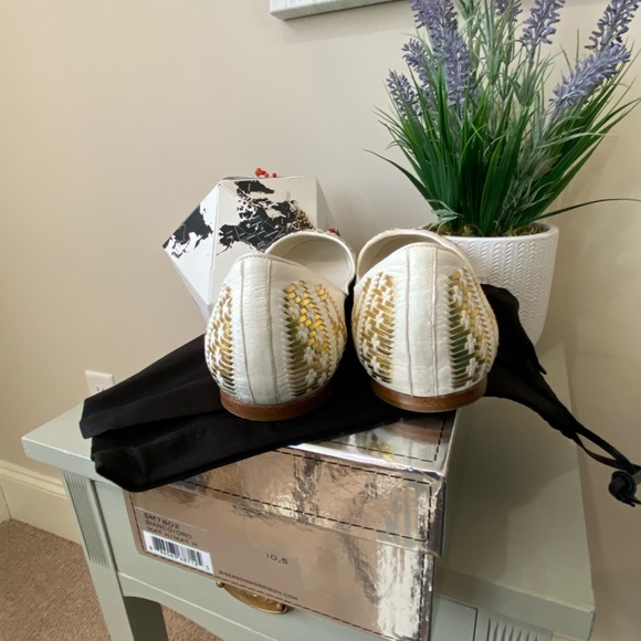 Sigerson Morrison Ikat White & Gold Leather Ballet Flats - Picture 4 of 9
